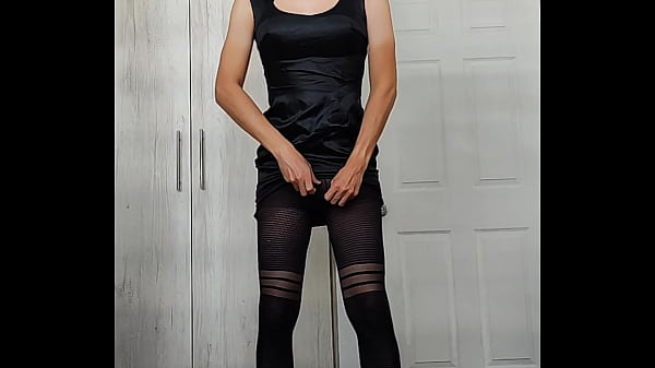 Sofiacolin - manchando el piso con vestido negro 