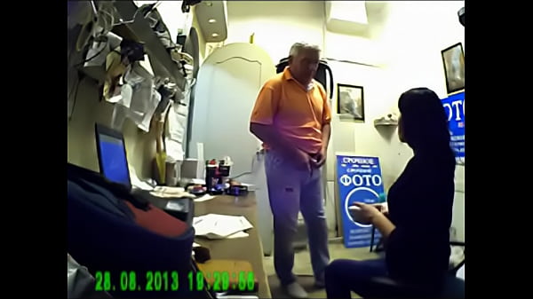 Play MP4 - Girl gives blowjob to boss on spycam