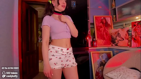 Show de_Sweety Rinushka en gros_plan devant la camera