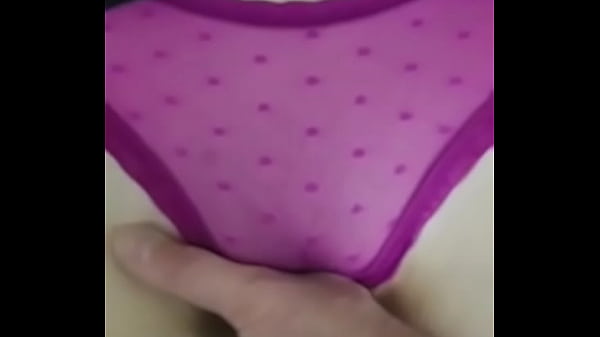 Fazendo carinho na buceta porcima dacalcinha