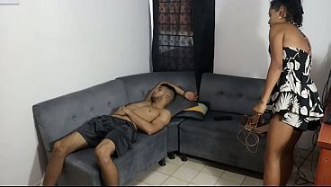 estaba chateando con mi novia y mi hermanastra morena llego a revisarle el celular y encontro fotos de mi pene y ella decidio sacarme el pene y chuparlo porno en espanol