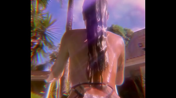 Gostosinha tirando onda na piscina