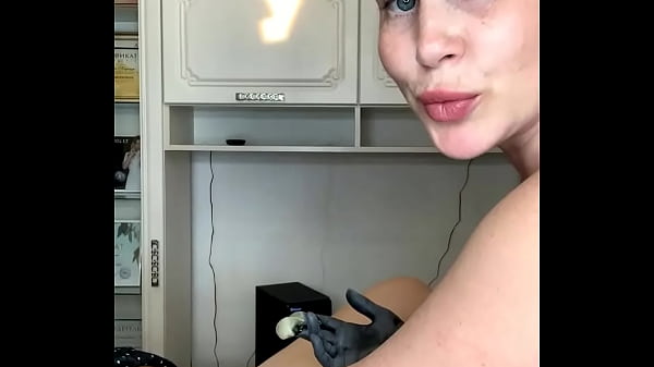 A_sexy girl came to SugarNadya forpubic and anus_waxing