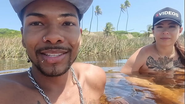 Play MP4 - Novinha Branquinha Gostosa Conhecendo a Praia de Nudismo Primeira Vez &vert; Bruninha Fonseca & Joao O Safado