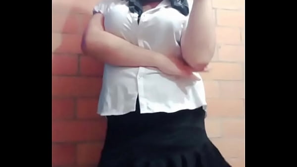 La maestra Liseth con su sexy vestido, se desnuda, masturba y pasa su semen por sus labios