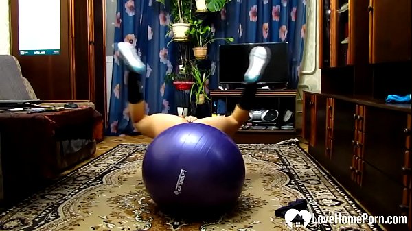 Play MP4 - Playing naughtily and sexily on a Pilates ball