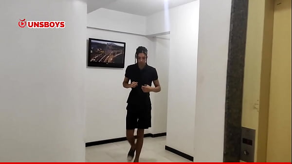 Magrinho dotado batendo punheta depois de chegar da faculdade 