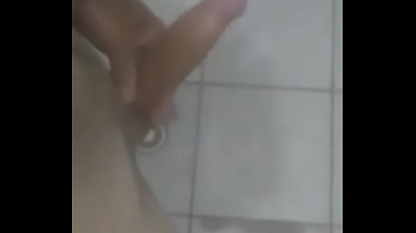 Moreno Se mostra no banho 