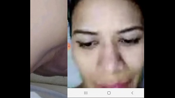 Una linda nicarag&uuml;ense mamando en la sala del hospital 