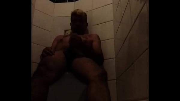 Play MP4 - Se masturbando no banheiro