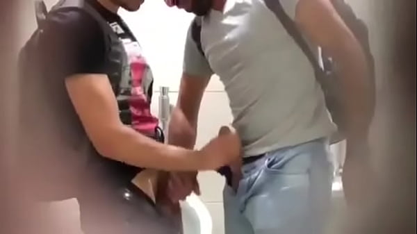 Paja y mamada en el ba&ntilde;o 