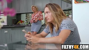 Nonton Stepmom Swipes Right thumbnail
