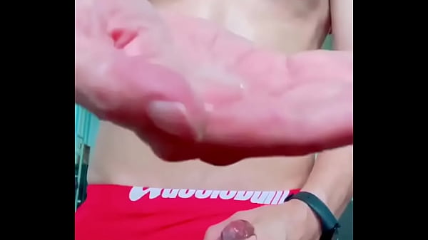 Quần đỏ chứng tỏ anh d&acirc_m lắm nha