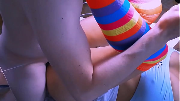 La_estudiante universitariafue invitada alapartamento de_su compañero declase para estudiar juntos y terminarondisfrutando de_una noche apasionada