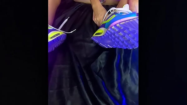 Play MP4 - Nike Air foot fetish