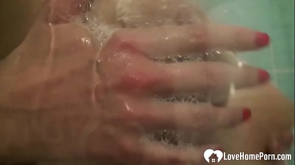 Play MP4 - Brunette chick spreads her legs while masturbating