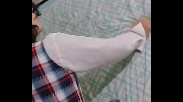 Follando a mi hermanastra con su uniforme cuando recién llega del colegio_es unacolegiala muy puta