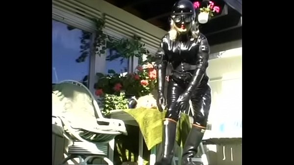 Roxina2005LakkSuitedBikerGurlOut290705.MPG