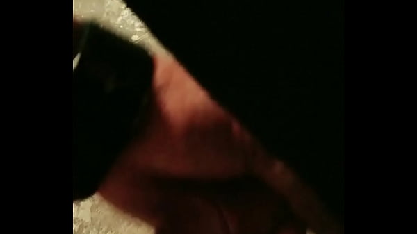 Play MP4 - Masturbandolo en el patio