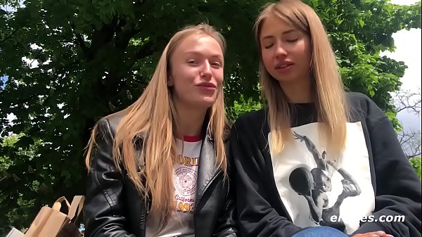 Nonton Sexy Babes Grinding Those Pussies thumbnail