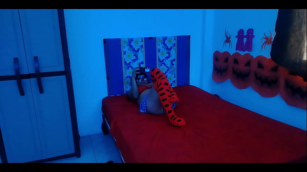 Nonton Una Historia De Terror - El Hombre De Blanco | Video Porno De Terror Con Tem&aacute;tica De Halloween-chupa Una Gran Polla Y Termina Follando thumbnail