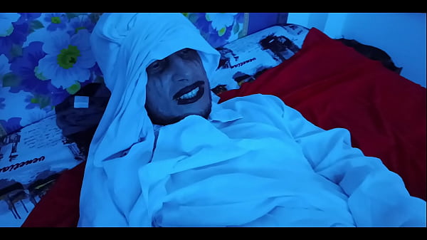 Una historia de terror el hombre de blanco video porno de terror con tem&aacute;tica de halloween chupa una gran polla y termina follando