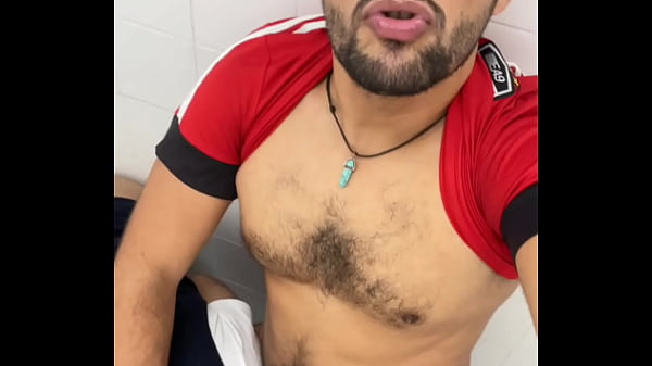 Jogadores De Futebol Trepando No Box Do Vestiario Depois Do Jogo. thumbnail