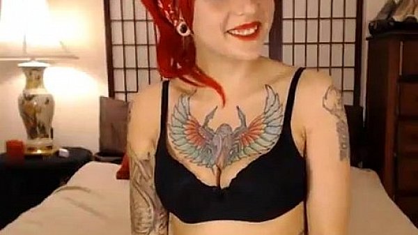 Nonton Hot Tattoo Babe Enjoys Her Huge Dildo thumbnail