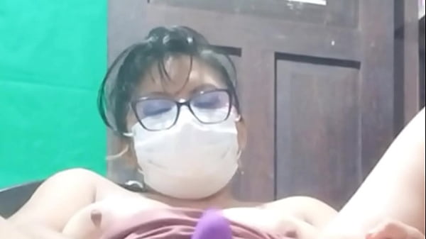 Play MP4 - estaba tan excitada que comence a follarme mi vagina con el dildo vibrador que me regalo mi padrastro&comma; tengo multiples orgasmos y derrame liquidos vaginales