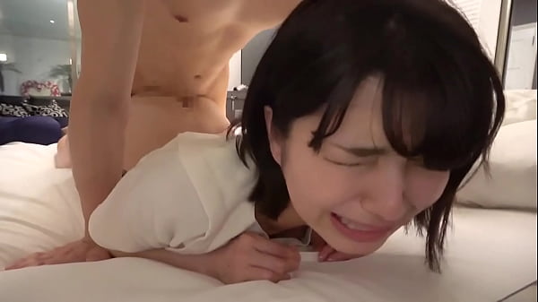 Play MP4 - 【彼氏がいてもお構いなしのヤリマン友達とプールで生ハメ 第一部】ワンナイ常習犯のバリキャリ系陽キャ美女がGスポ責めで立ち潮ションを大放出！バイブに跨り疑似騎乗で快楽を貪り生チンに爆イキ！