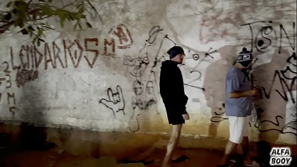 Playboy Deixou A Esposa Em Casa Pra Vim Dar Na Rua Pro Morador De Rua thumbnail