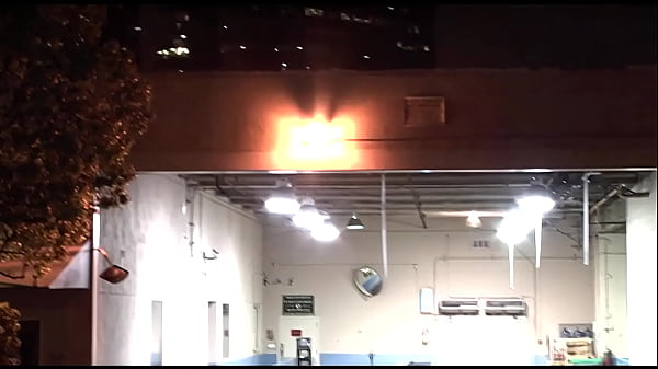 Nonton Hannah Holds A Vibrator In Her Mouth And Fucks Paige With It As She Bends Over thumbnail