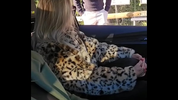 Teaser " distribution de sucettes &agrave; des inconnus" 