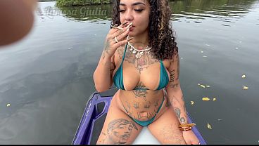 Gostosa faz putaria com amante no jetski essa safada adora uma piroca preta NO RED