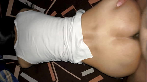 भाभी ने इतनी ज़ोर से पाद मारा कि मैंने उसके साथ सेक्स किया। 