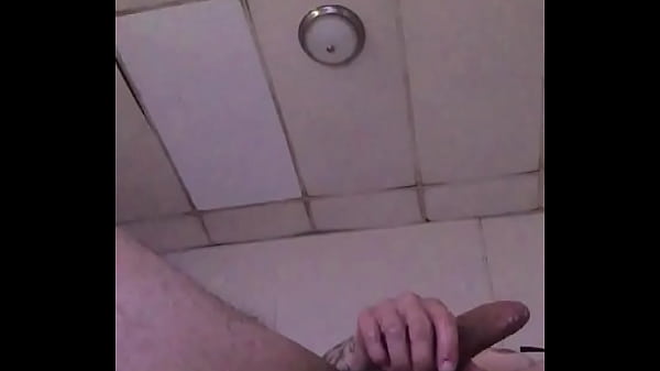 Amari bangz masturbates_his big_oiled dick