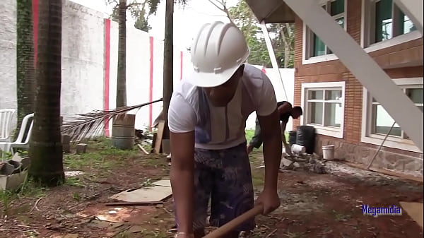 Play MP4 - Pedreiros mete a m&atilde;o na massa da patroa