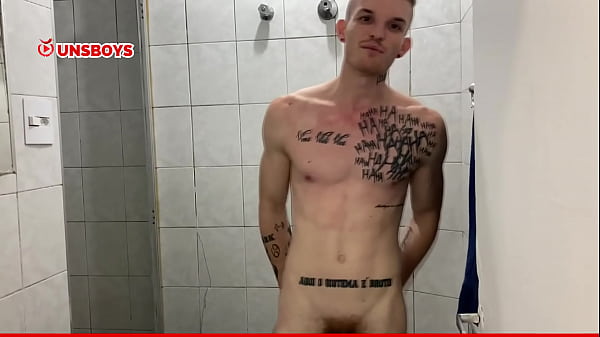 Ator tomandobanho gostoso e se depilando Completo no RED