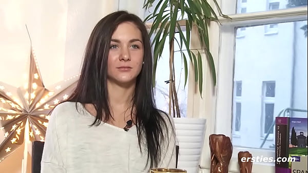 Play MP4 - Ersties&colon; 23-j&auml;hrige Azubi aus Dortmund verw&ouml;hnt ihre Muschi im Bad