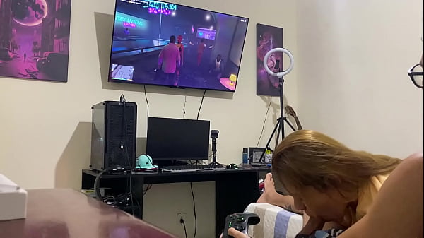 Play MP4 - Sucking Him while he plays video game