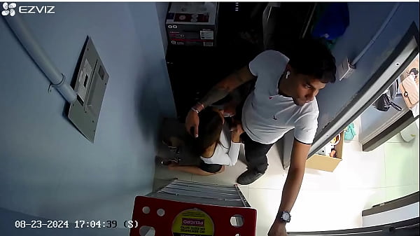 Compa&ntilde;eros De Trabajo Siendo Infieles En Pleno Trabajo Y A Escondidas De Sus Parejas thumbnail