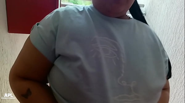 La puta de mi vecina siempre sale a la puerta mostrando su enorme culo, pero esta vez me lo pude follar hasta llenarselo de creampie - Historia completa 