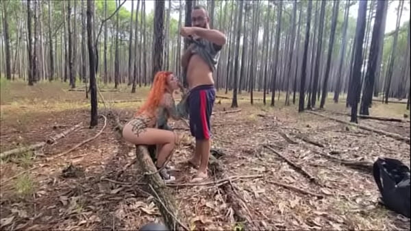 Socando no pelo a safada na floresta