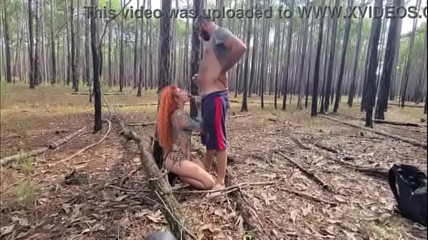 Socando no pelo a safada na floresta