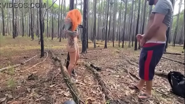 Socando no pelo a safada na floresta