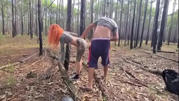 Socando no pelo a safada na floresta