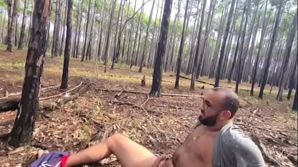 Socando no pelo a safada na floresta