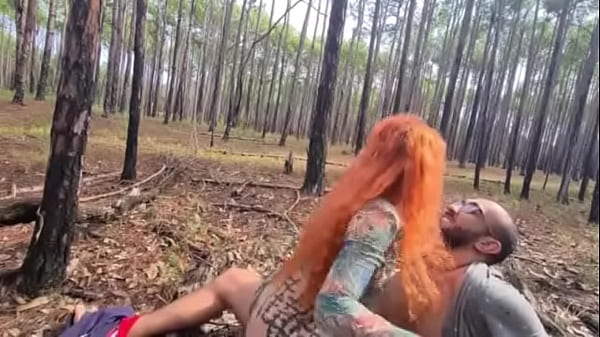 Socando no pelo a safada na floresta