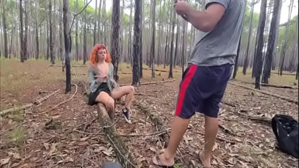 Socando no pelo a safada na floresta