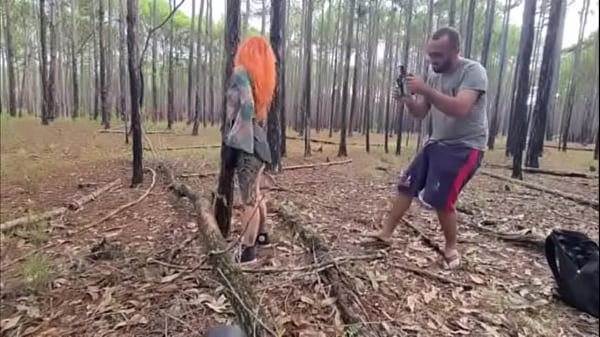 Socando no pelo a safada na floresta